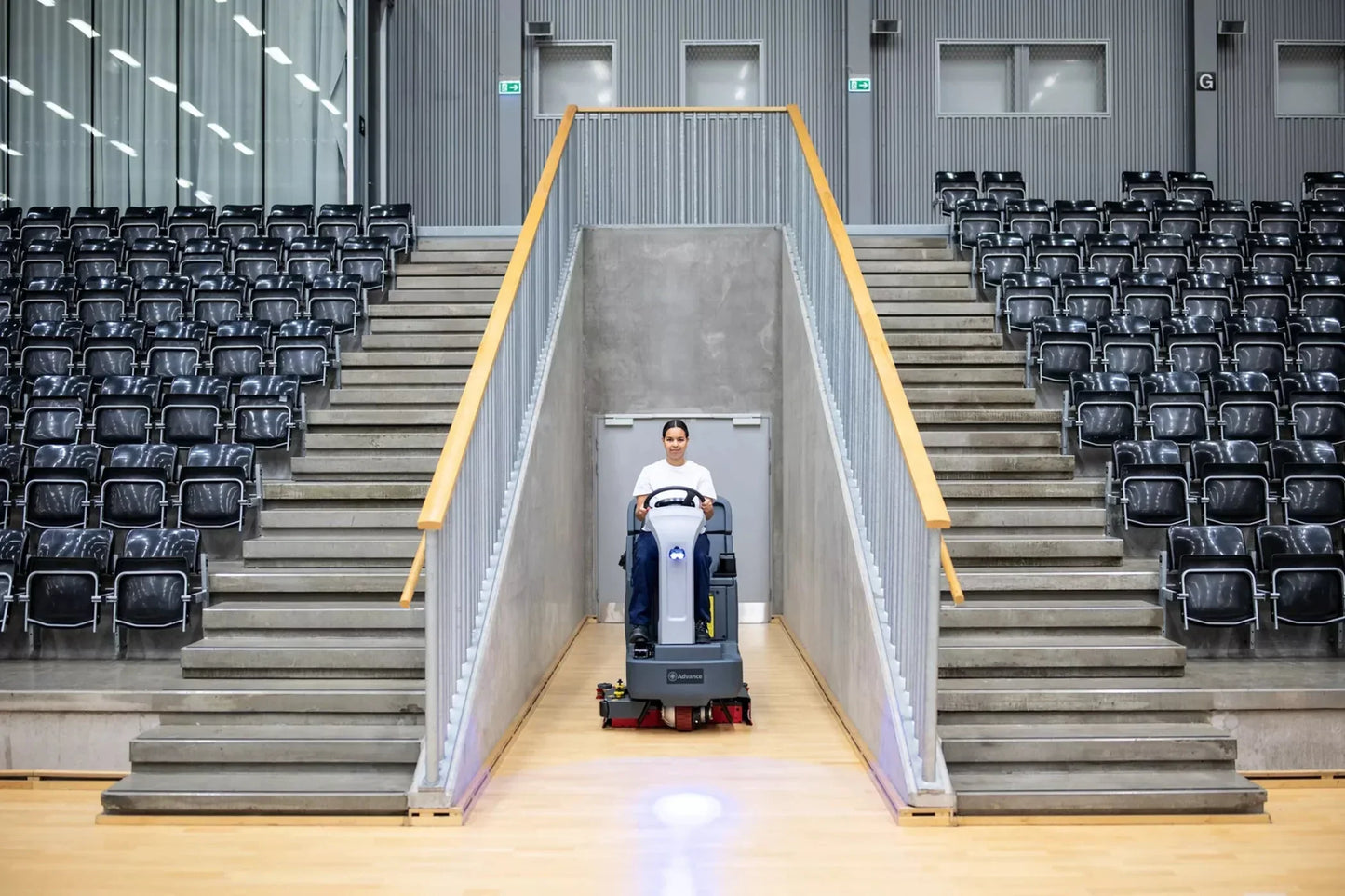 Advance SC4000 Ride-On Floor Scrubber, 28"/32" Battery – 56120011