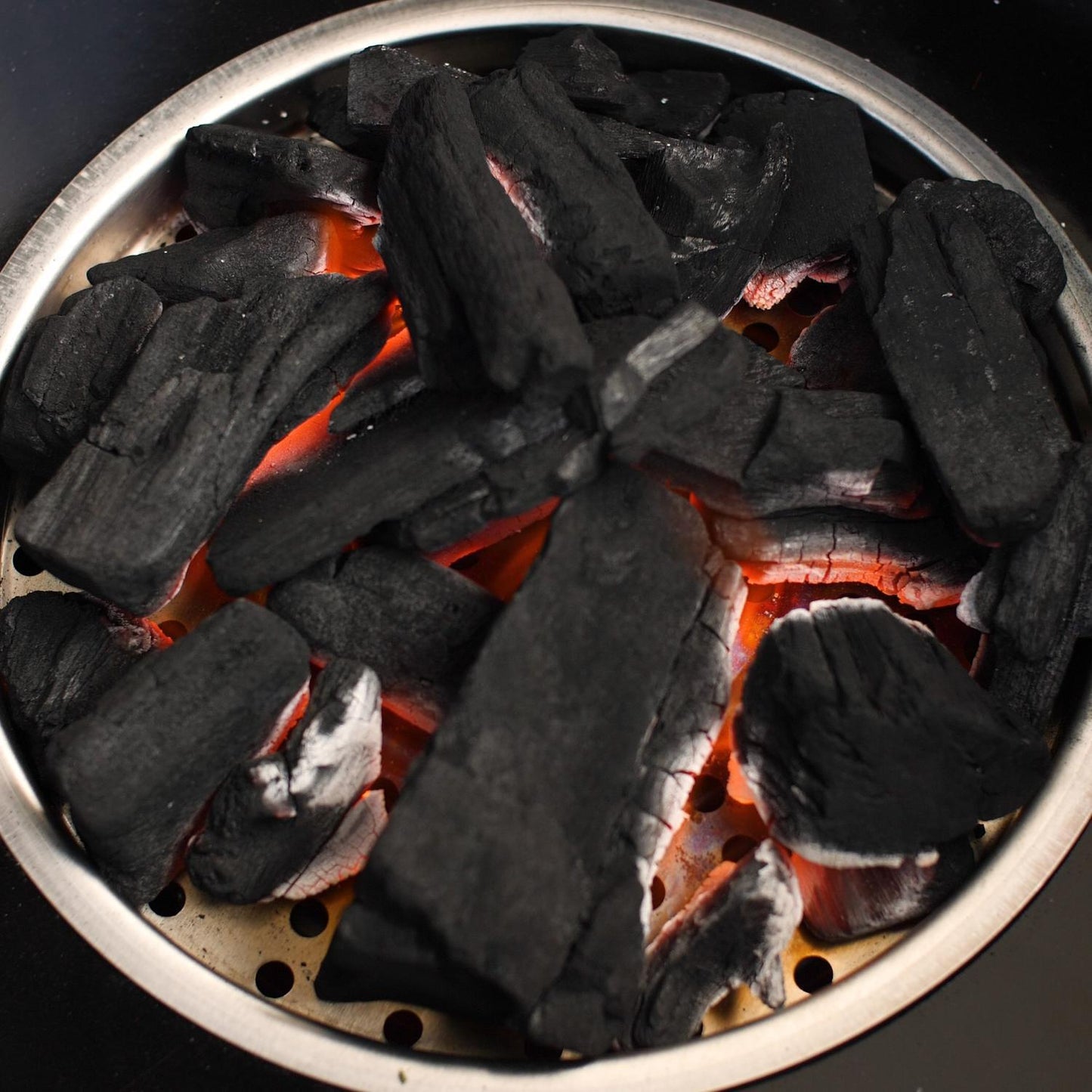 Everdure By Heston Blumenthal 4K 21-Inch Charcoal Grill & Smoker  - CE4KMUS