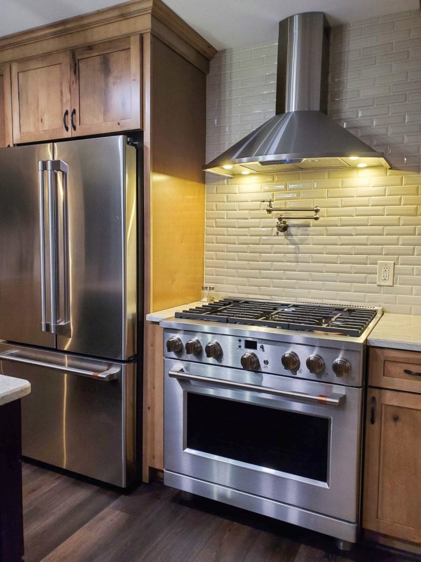 Proline Wall-Mounted Range Hood, Ducted, 600 CFM, Stainless Steel, Black Finish - PLFW Vector.30