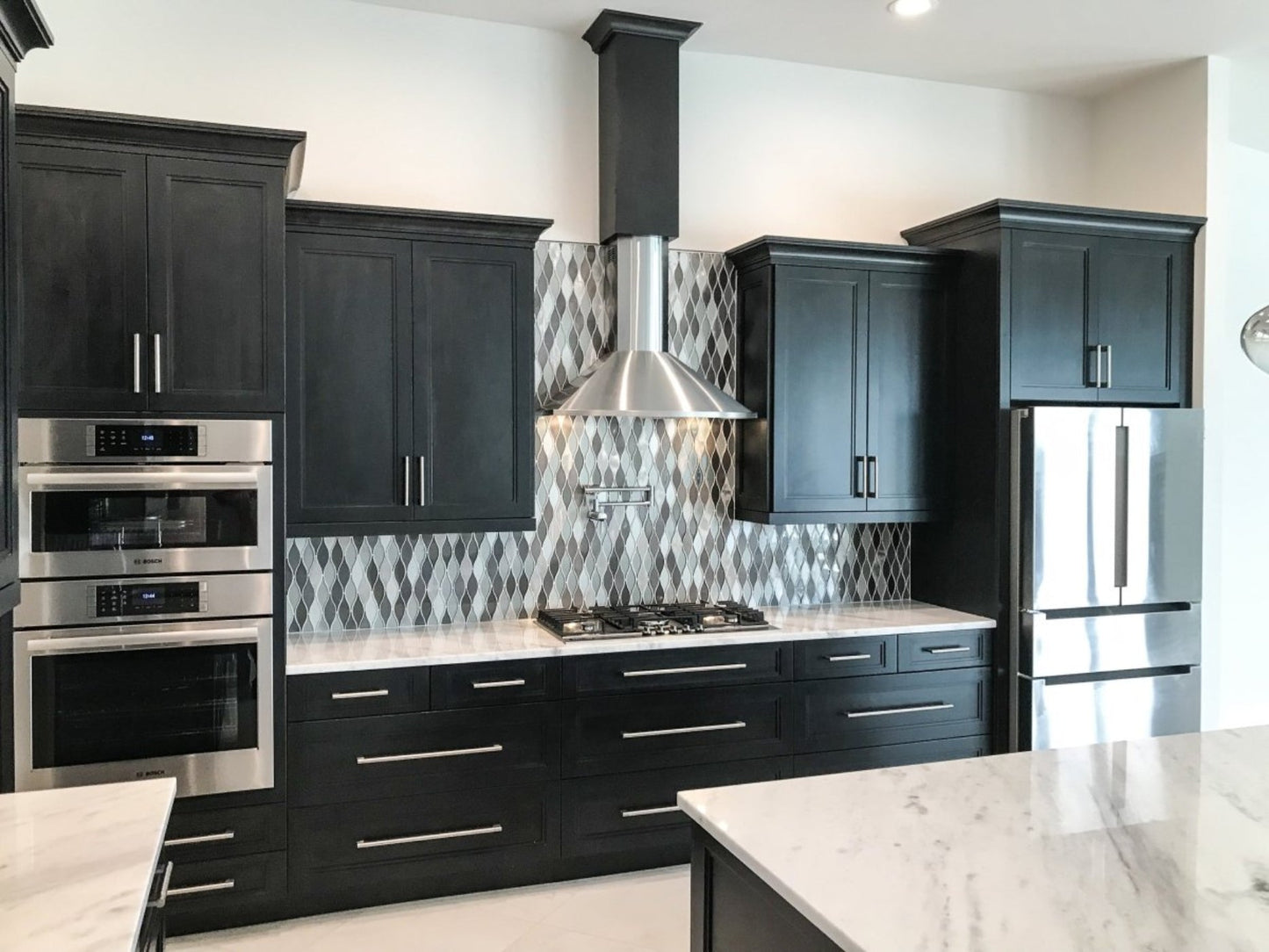 Proline Wall-Mounted Range Hood, Ducted, 600 CFM, Stainless Steel, Black Finish - PLFW Vector.30