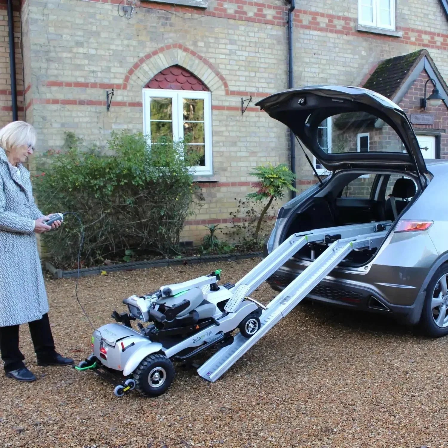 Quingo Flyte 250W 5-Wheel Mobility Scooter with Self-Loading MK2 Docking Station